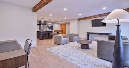 Newly renovated condo downtown - sleeps 6 - enjoy the best of Grand Forks!