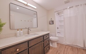 Secador de pelo, toallas, jabón y champú