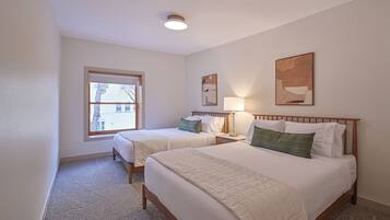 2 dormitoris, escriptori i planxa i posts de planxar