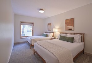 2 dormitorios, escritorio, tabla de planchar con plancha y cuna de viaje