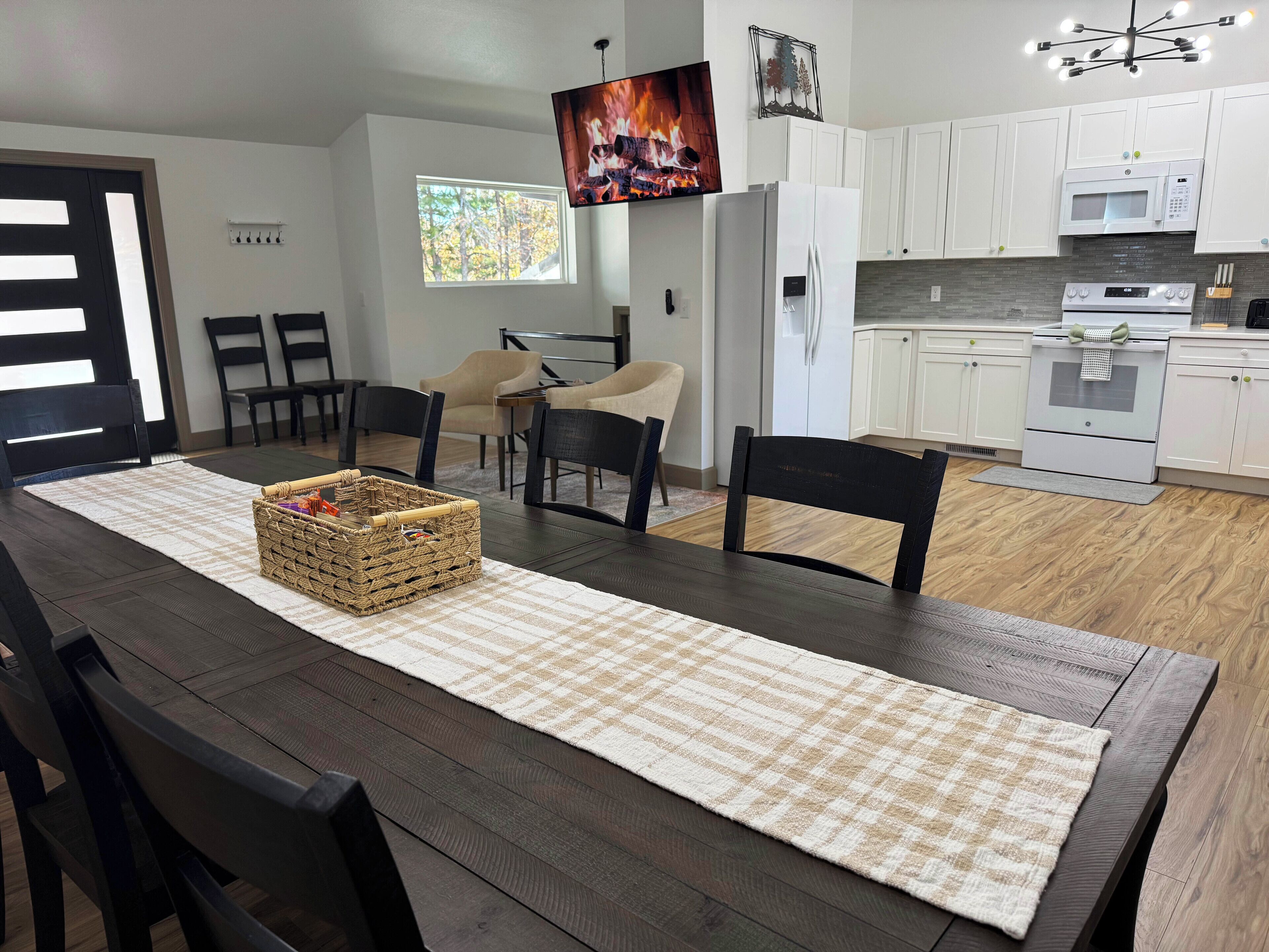 Mikrobølgeovn, ovn, kokeplater og oppvaskmaskin