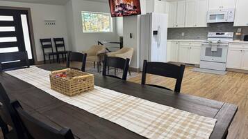 Mikrobølgeovn, ovn, kokeplater og oppvaskmaskin