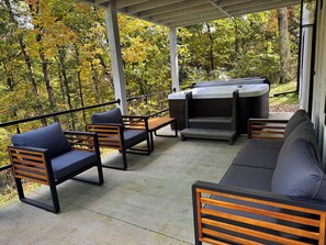 Terrace/patio - Lost Ridge Retreat-5Bed,3Bath, Hot Tub-25 Miles Hiking Trails Out The Front Door (Eureka Springs)