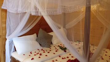 Doppelzimmer, Bergblick | Zimmersafe, Schreibtisch, laptopgeeigneter Arbeitsplatz