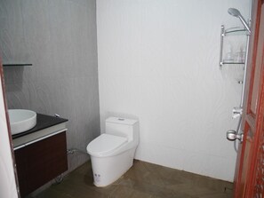 Shower, jetted bath, hair dryer, towels - Fantastic 3-bedroom with AC in charming in Pattaya Chon Buri (Chon Buri)