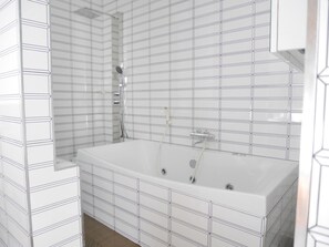 Shower, jetted tub, hair dryer, towels - Fantastic 3-bedroom with AC in charming in Pattaya Chon Buri (Chon Buri)