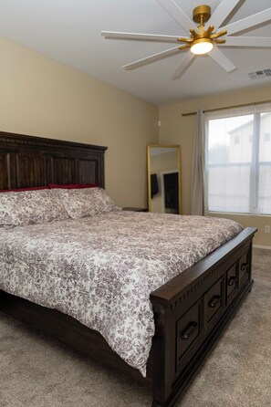 3 bedrooms, iron/ironing board, WiFi, bed sheets - Stay at The Margarita: Where Comfort Meets Style (Phoenix)