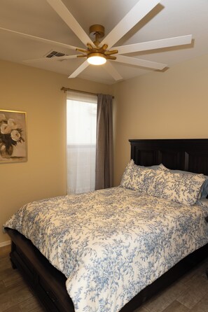 3 bedrooms, iron/ironing board, WiFi, bed sheets - Stay at The Margarita: Where Comfort Meets Style (Phoenix)