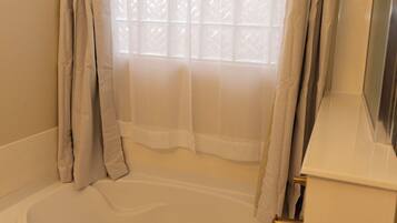 Serviettes fournies, papier toilette