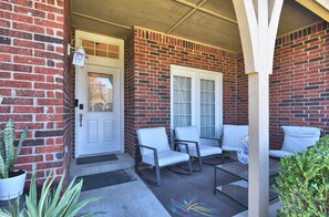 Terrace/patio - Quaint 3-bedroom house with AC in charming Jenks (Jenks)