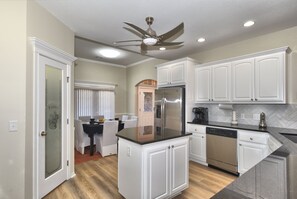 Microondas, horno, placa de cocina y lavavajillas