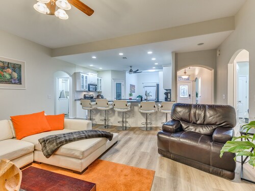 Quaint 3-bedroom house with AC in charming Jenks