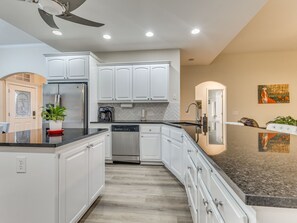 Microondas, horno, placa de cocina y lavavajillas