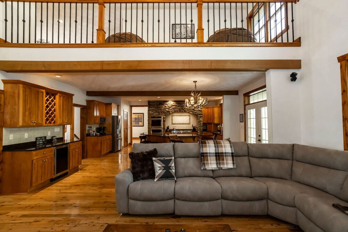 Älytelevisio, DVD-soitin, pöytäjalkapallopöytä, stereot