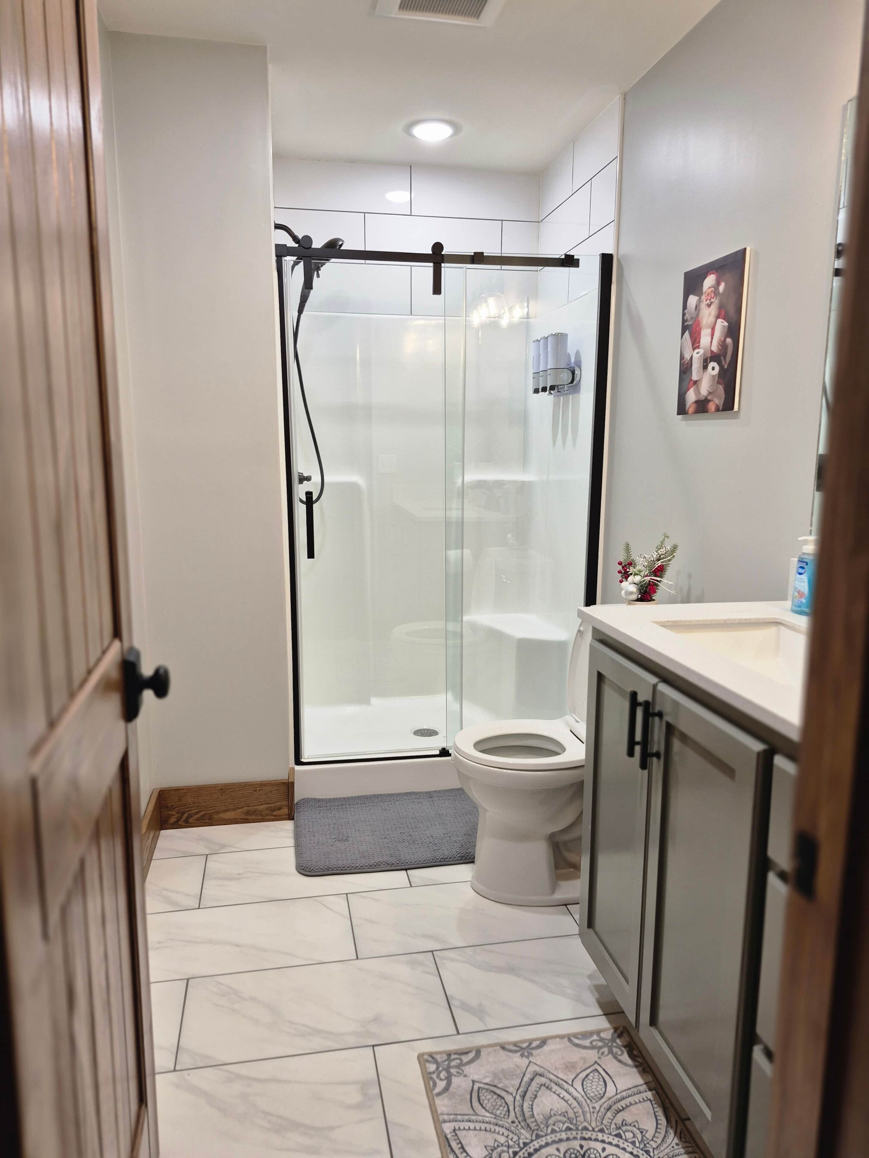 Haartrockner, Handtücher, Seife, Toilettenpapier