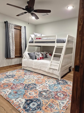 Iron/ironing board, WiFi, bed sheets - Murphy House at Pickwick (Tishomingo County)