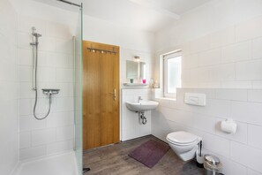 Shower, hair dryer, towels - Apartment 'Im Tal Olsberg' with Mountain View, Private Terrace and Wi-Fi (Olsberg)