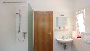 Douche, sĂšche-cheveux, serviettes fournies