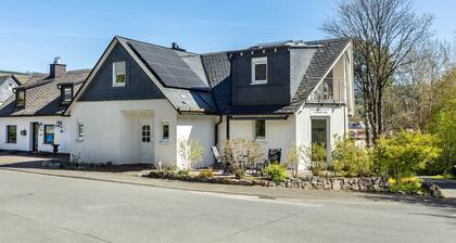 Apartment 'Im Tal Olsberg' mit Bergblick, privater Terrasse und WLAN