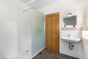 Dusj, hårføner og håndklær