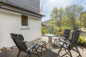 Outdoor dining - Apartment 'Im Tal Olsberg' with Mountain View, Private Terrace and Wi-Fi (Olsberg)