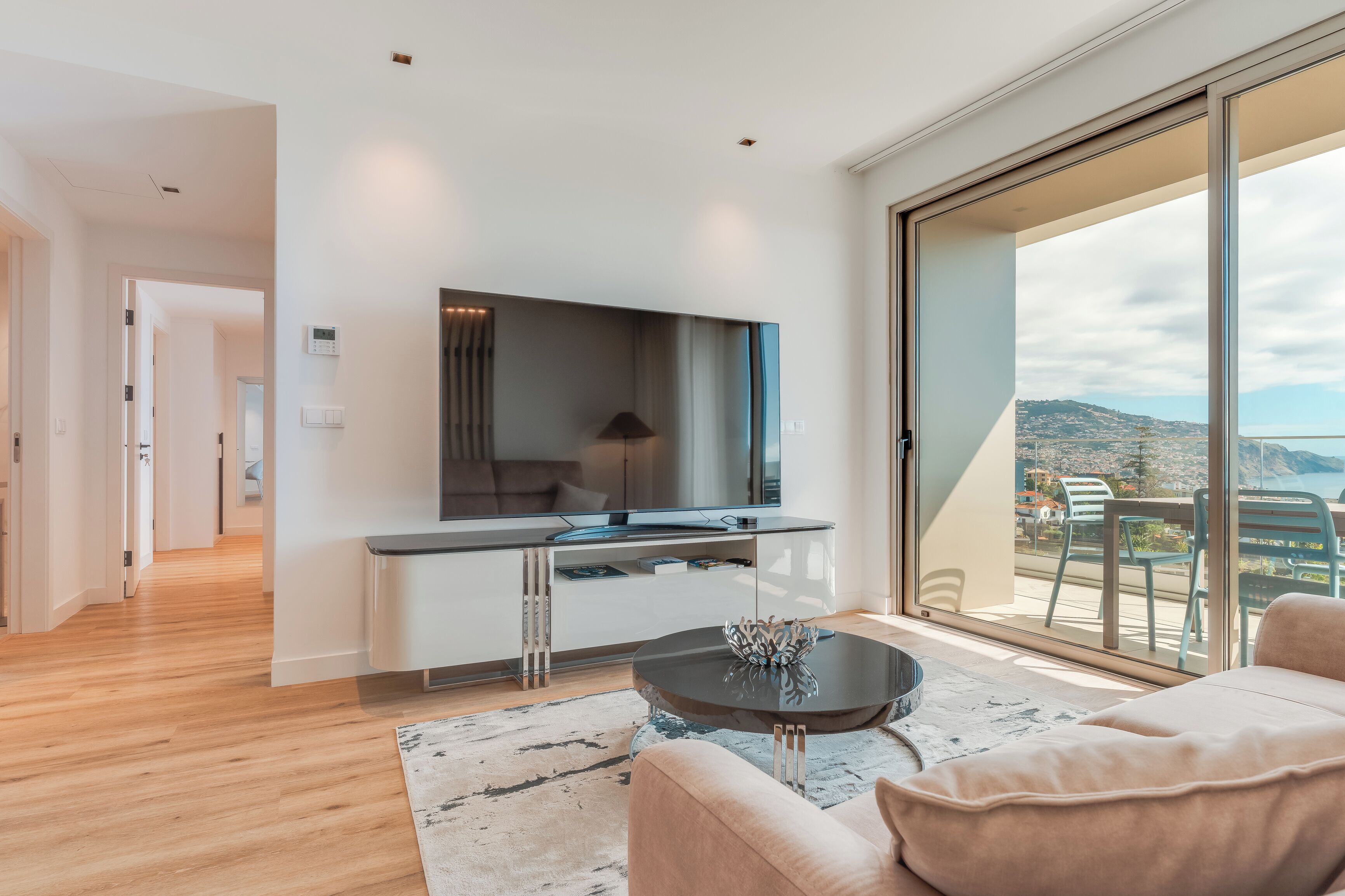 Deluxe Condo, Ocean View | Living area