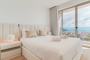 Deluxe Condo, Ocean View | Blackout drapes, soundproofing, iron/ironing board, free WiFi - Golden View Funchal (Funchal)