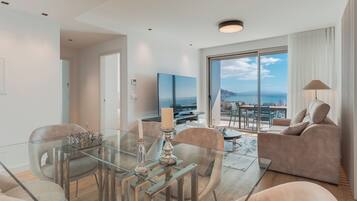 Deluxe Condo, Ocean View | Living area