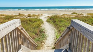 A wooden boardwalk leading to a beach with a clear view of the ocean. - Bright Beachfront Retreat, Elevator, Dog Friendly, Quick Beach Access (Galveston)