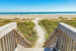 On the beach - Bright Beachfront Retreat, Elevator, Dog Friendly, Quick Beach Access (Galveston)