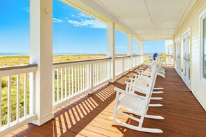 Property grounds - Bright Beachfront Retreat, Elevator, Dog Friendly, Quick Beach Access (Galveston)