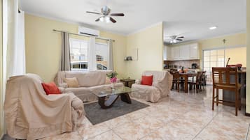 Exclusive House, 4 Bedrooms | Living area