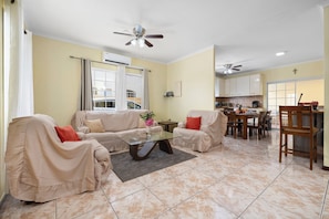 Exclusive House, 4 Bedrooms | Living area - Casa de Reyes (Noord)