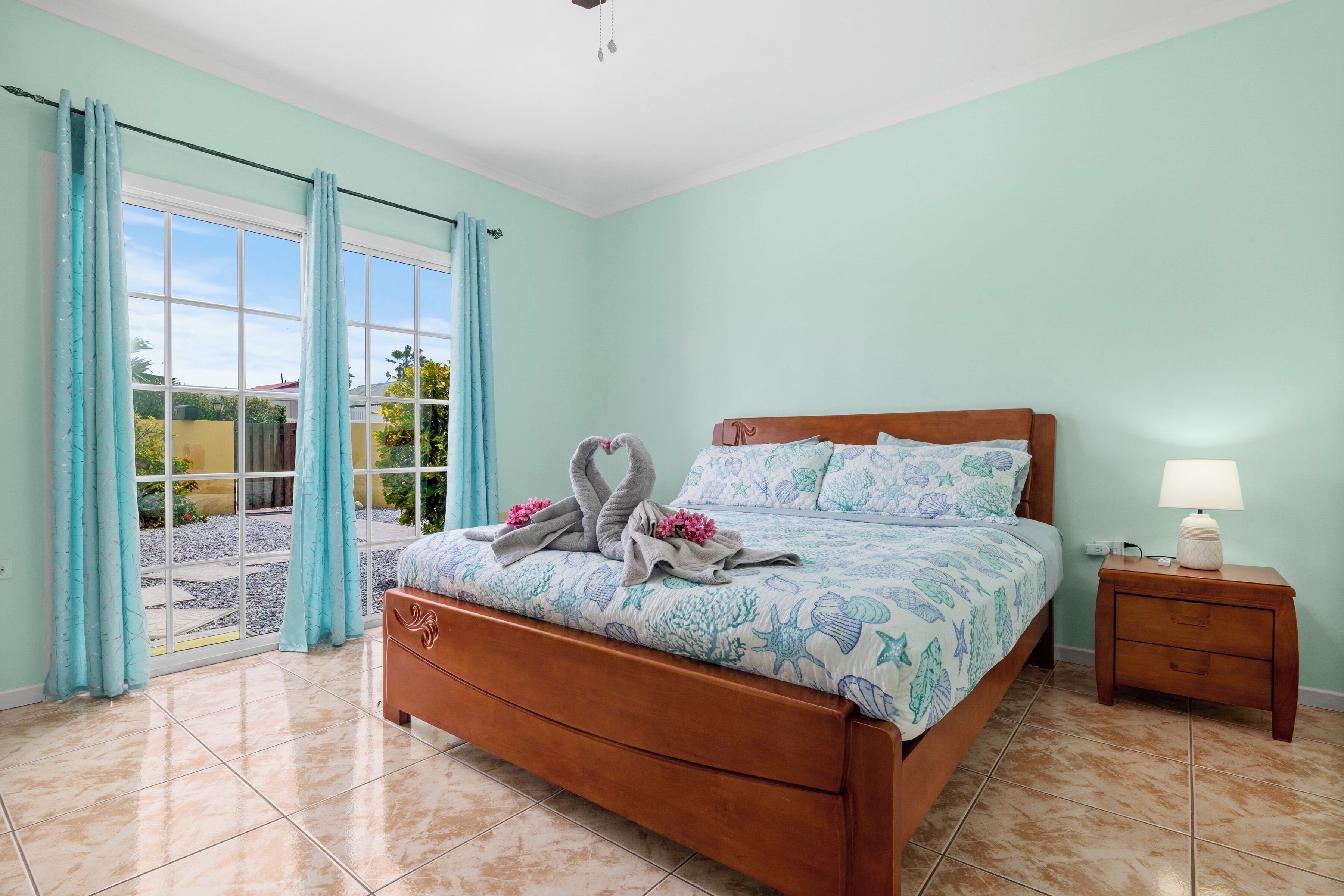 Exclusive House, 4 Bedrooms | Blackout drapes, iron/ironing board, free WiFi