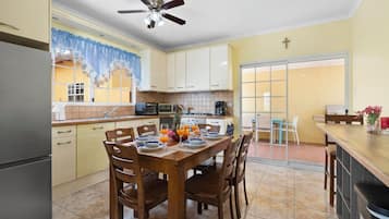 Exclusive House, 4 Bedrooms | Private kitchen