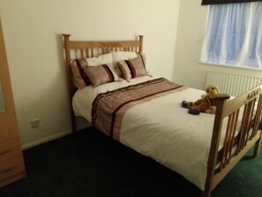 Iron/ironing board, bed sheets