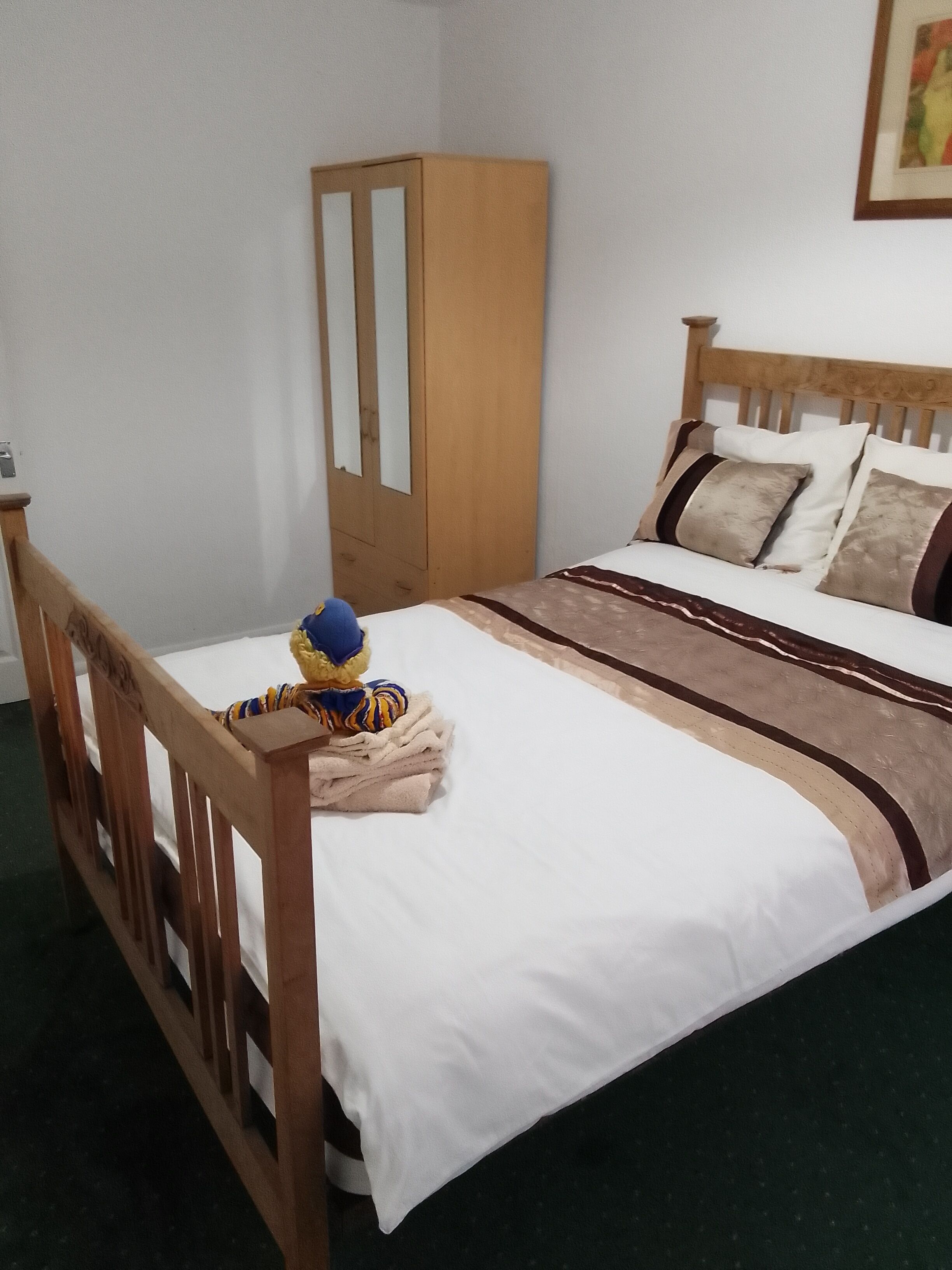 3 bedrooms, iron/ironing board, bed sheets