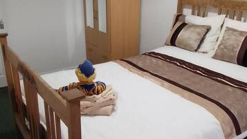 3 bedrooms, iron/ironing board, bed sheets