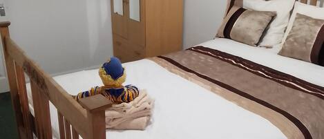 3 bedrooms, iron/ironing board, bed sheets