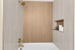 Hair dryer, towels, soap, toilet paper - The Perfect Tennis Getaway — Condo Near El Paseo & Indian Wells Tennis Garden (Palm Desert)