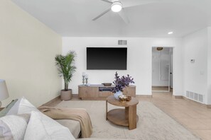 Living area - The Perfect Tennis Getaway — Condo Near El Paseo & Indian Wells Tennis Garden (Palm Desert)