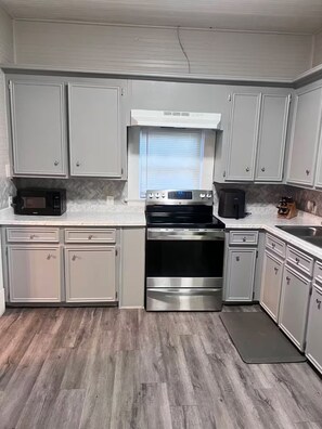 Private kitchen - Stunning EaDo Home Mins to Toyota Cntr + Staduims (Houston)