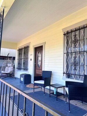 Terrace/patio - Stunning EaDo Home Mins to Toyota Cntr + Staduims (Houston)