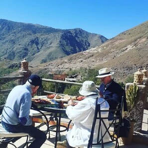 Outdoor dining - The Imlil Escape Retreat (Asni)