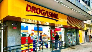 Een apotheek genaamd DrogasMil met een opvallend geel bord.