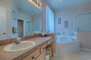 Een douche, een bubbelbad, een haardroger, handdoeken