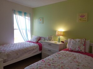 6 slaapkamers, een strijkplank/strijkijzer, reisbedje, gratis wifi