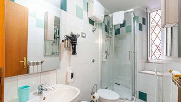 Dusche, Haartrockner, Bidet, Handtücher