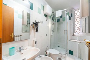 Dusche, Haartrockner, Bidet, Handtücher