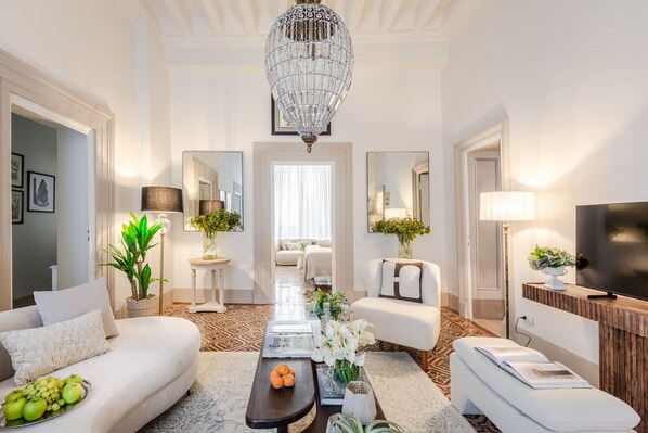 TV - The Frescoed Tale, A Charming 3 Bedrooms Apartment (Lucca)